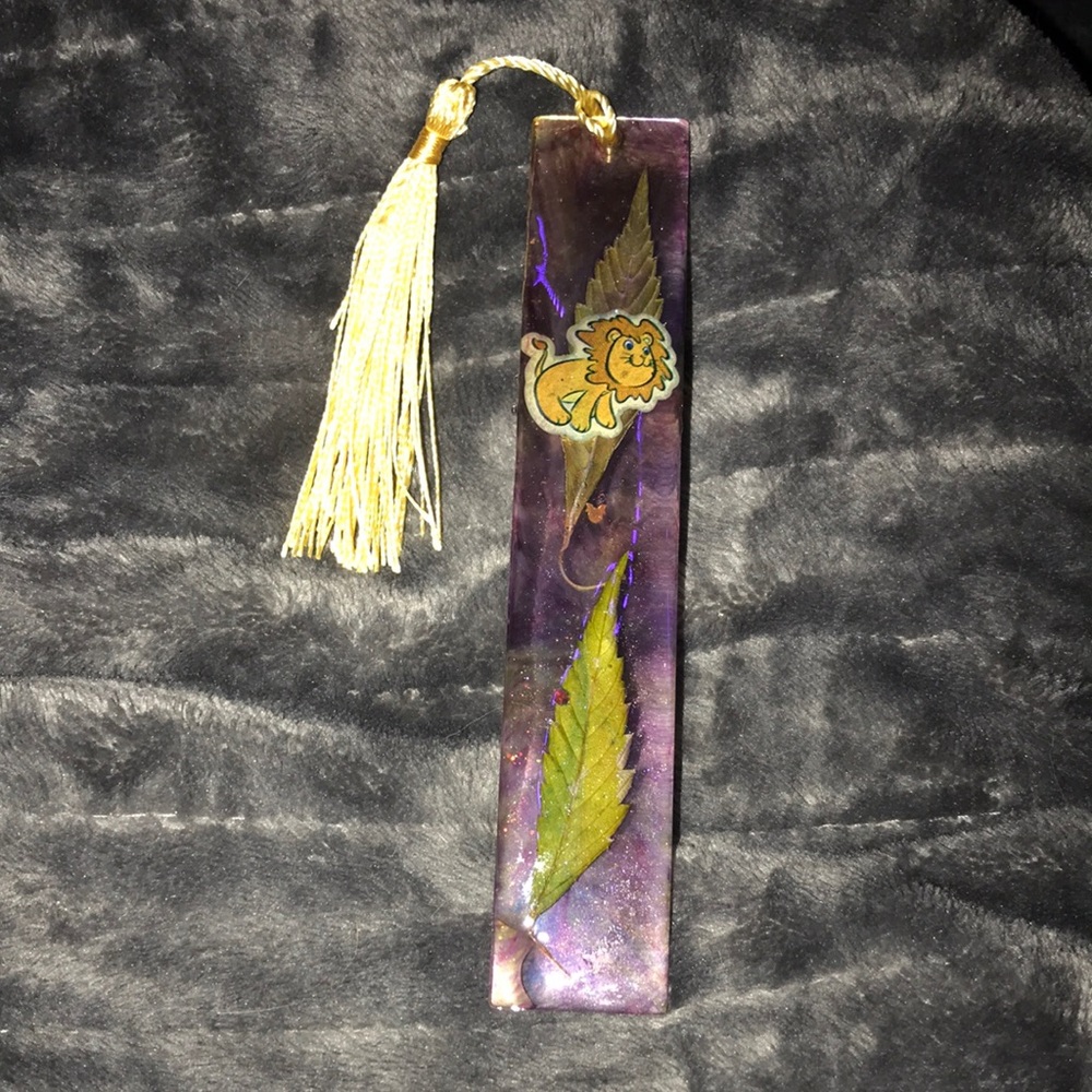 Custom epoxy lion 🦁 bookmark with 2 of my favorite leaves 🍁 New